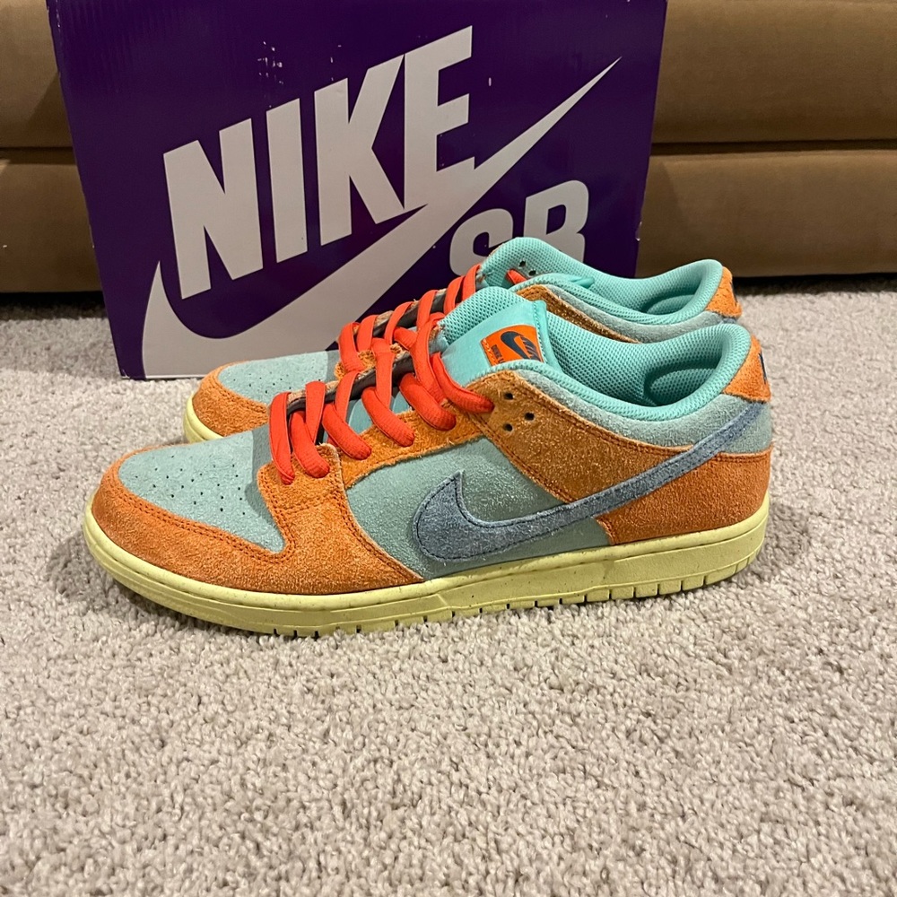 Pre owned Nike SB with OG box and extra laces
